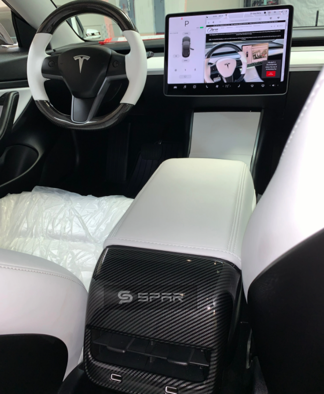 غطاء حماية أصلي للوحة الخدمات في المقاعد الخلفية من الكاربون فايبر اللامع لسيارة من نوع تيسلا الطراز (3/Y)