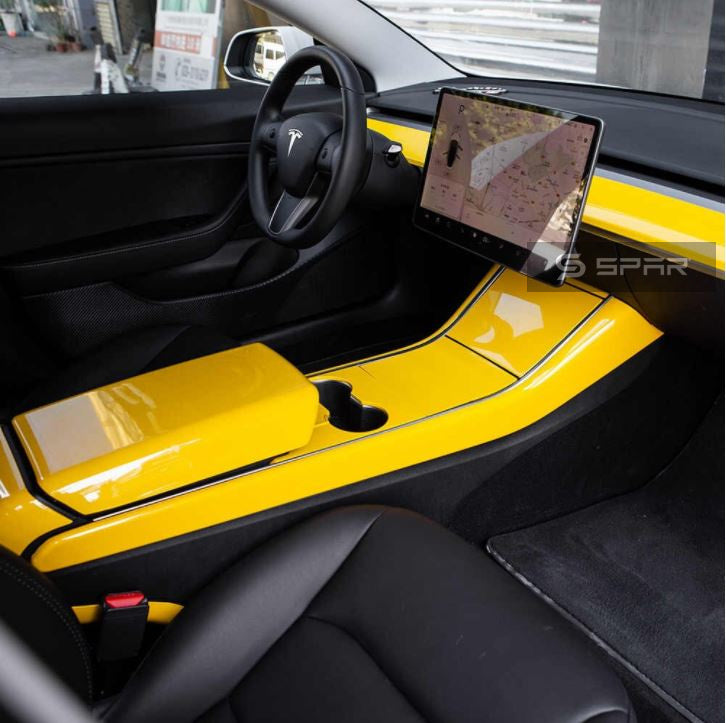 تغليف قاسي للتابلوه الأمامي بلون أصفر لسيارة من نوع تيسلا الطراز (3/Y)