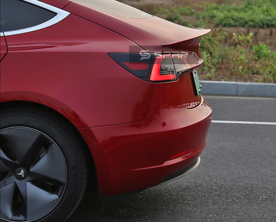 جناح خلفي مخصص للأداء العالي بلون أحمر لسيارة من نوع تيسلا الطراز 3