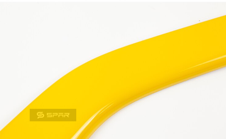 غلاف أصفر على شكل قالب لجوانب لوحة التحكم الرئيسية لسيارة من نوع تيسلا الطراز  3