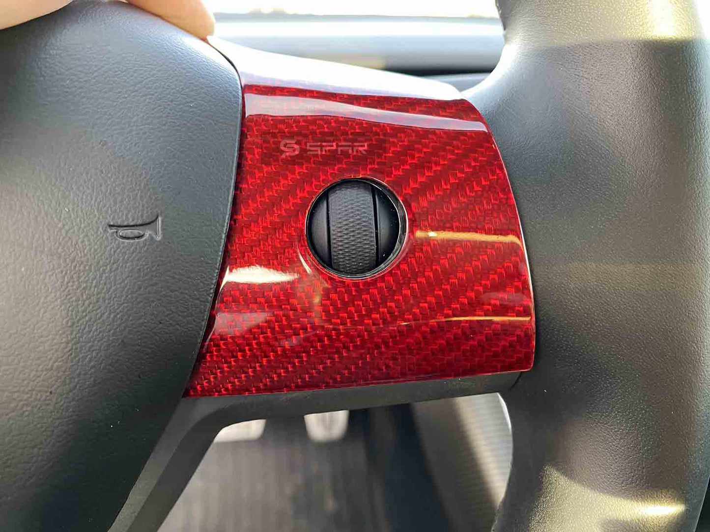 ملصقات حماية أصلية لعجلة القيادة من الكاربون فايبر بلون أحمر لسيارة من نوع تيسلا الطراز (3/Y)