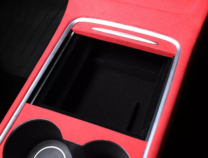 مساحة تخزين ذات حجم عادي بغطاء منزلق في منتصف وحدة التحكم الجيل الثاني لسيارة من نوع تيسلا الطراز (3/Y)