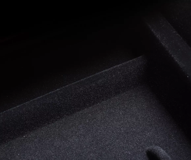 مساحة تخزين ذات حجم عادي بغطاء منزلق في منتصف وحدة التحكم الجيل الثاني لسيارة من نوع تيسلا الطراز (3/Y)