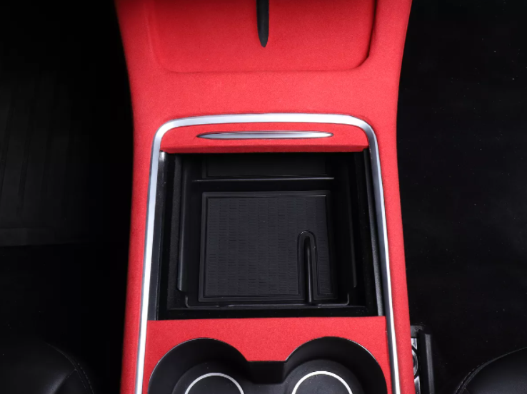 مساحة تخزين ذات حجم عادي بغطاء منزلق في منتصف وحدة التحكم الجيل الأول لسيارة من نوع تيسلا الطراز (3/Y)