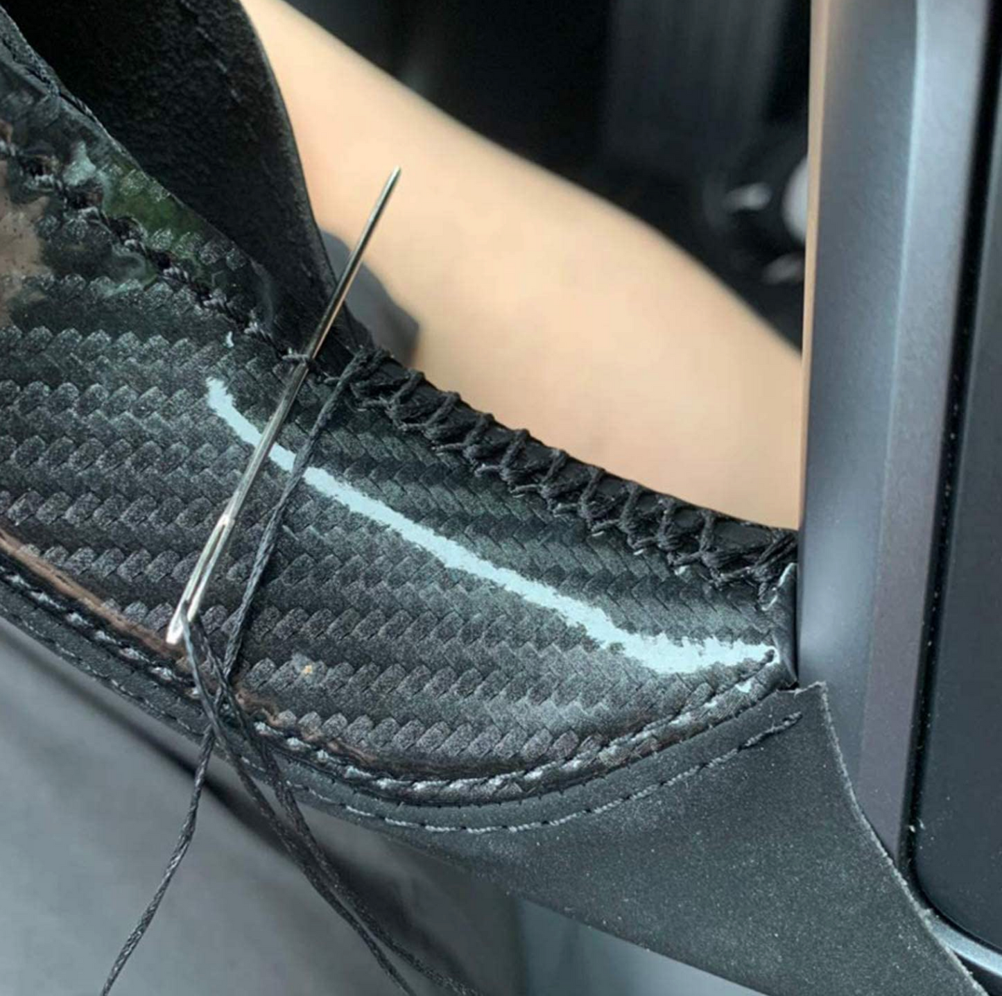 BLACK & CARBON FIBER HAND-STITCHED STEERING WHEEL COVER FOR TESLA MODEL 3-Y