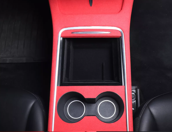 مساحة تخزين ذات حجم عادي بغطاء منزلق في منتصف وحدة التحكم الجيل الثاني لسيارة من نوع تيسلا الطراز (3/Y)