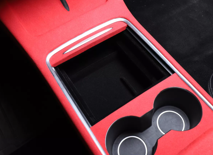 مساحة تخزين ذات حجم عادي بغطاء منزلق في منتصف وحدة التحكم الجيل الثاني لسيارة من نوع تيسلا الطراز (3/Y)