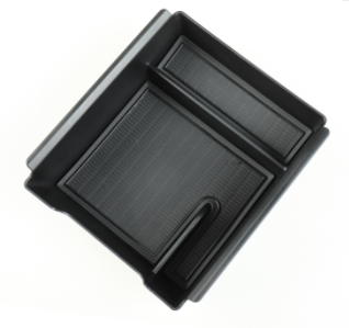 مساحة تخزين ذات حجم عادي بغطاء منزلق في منتصف وحدة التحكم الجيل الأول لسيارة من نوع تيسلا الطراز (3/Y)