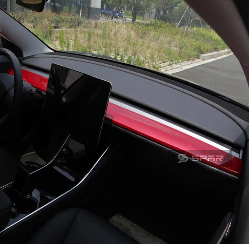 تغليف قاسي للتابلوه الأمامي بلون أحمر لسيارة من نوع تيسلا الطراز (3/Y)