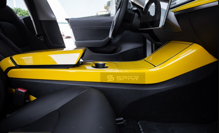 غلاف أصفر على شكل قالب لجوانب لوحة التحكم الرئيسية لسيارة من نوع تيسلا الطراز  3