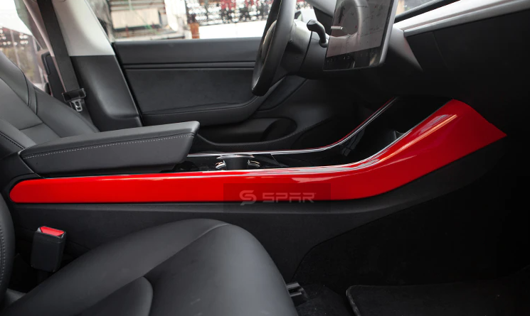 غلاف أحمر على شكل قالب لجوانب لوحة التحكم الرئيسية لسيارة من نوع تيسلا الطراز (3/Y)